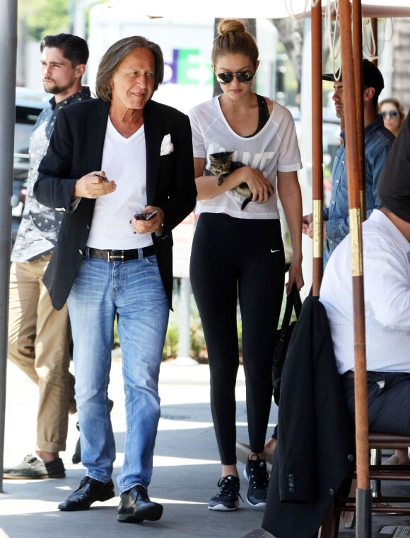 Gigi Hadid rejoint son père Mohamed Hadid après avoir déjeuné au restaurant avec Joe Jonas à Beverly Hills, le 15 juin 2015.