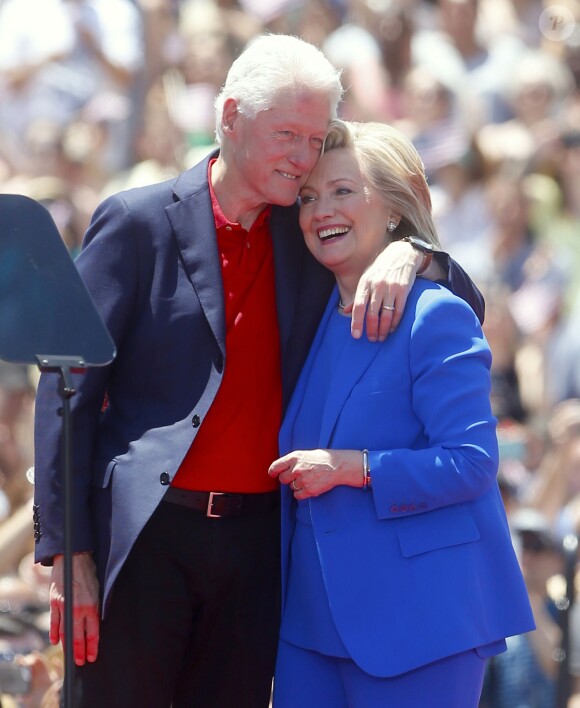 Présidentielle américaine: Hillary Clinton lance la deuxième phase de sa campagne accompagnée de son mari le président Bill Clinton et de sa fille Chelsea Clinton à New York le 13 juin 2015.