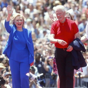 Présidentielle américaine: Hillary Clinton lance la deuxième phase de sa campagne accompagnée de son mari le président Bill Clinton et de sa fille Chelsea Clinton à New York le 13 juin 2015.