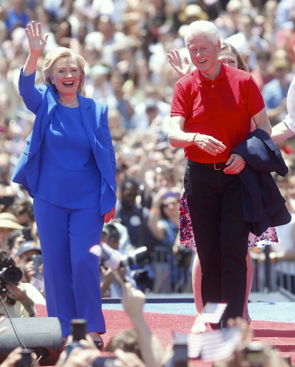 Présidentielle américaine: Hillary Clinton lance la deuxième phase de sa campagne accompagnée de son mari le président Bill Clinton et de sa fille Chelsea Clinton à New York le 13 juin 2015.