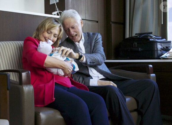 L'ancien président américain Bill Clinton et sa femme Hillary sont les heureux grands-parents de Charlotte Clinton Mezvinsky, la fille de Chelsea Clinton Mezvinsky qu'ils sont allés voir à l'hôpital à New York, le 29 septembre 2014.