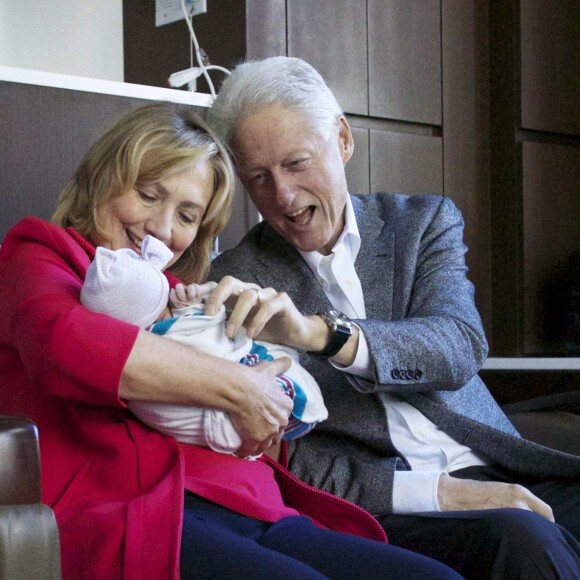 L'ancien président américain Bill Clinton et sa femme Hillary sont les heureux grands-parents de Charlotte Clinton Mezvinsky, la fille de Chelsea Clinton Mezvinsky qu'ils sont allés voir à l'hôpital à New York, le 29 septembre 2014.