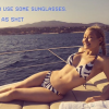 Iggy Azalea fête son 26e anniversaire en maillot de bain, sur un bateau avec une amie. Photo publiée sur sa page Instagram, le 6 juin 2016
