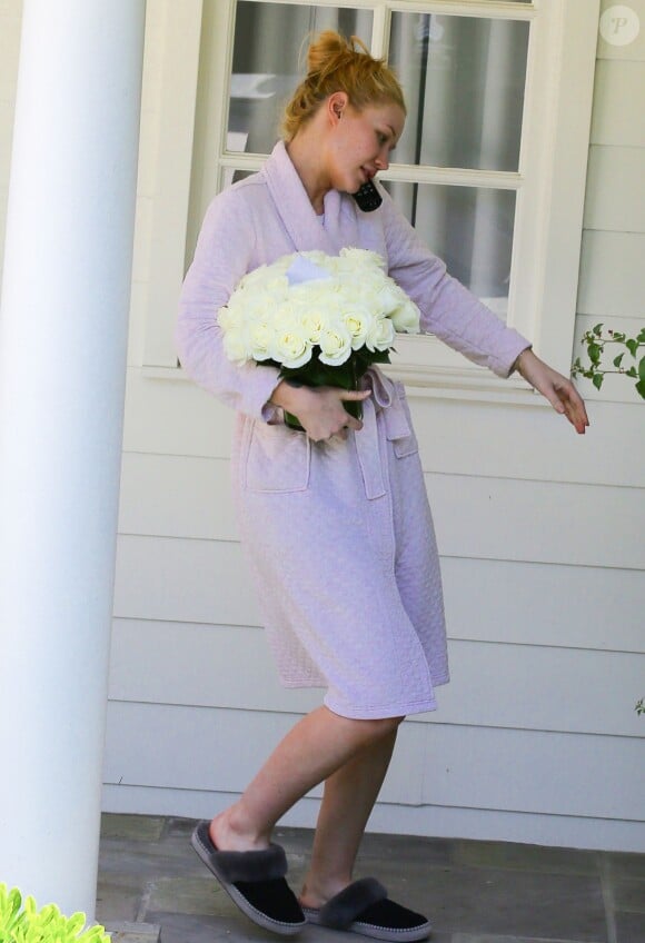 Iggy Azalea reçoit un bouquet de fleurs à son domicile à Los Angeles, le 26 avril 2016