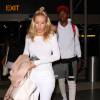 La rappeuse Iggy Azalea et son fiancé Nick Young vont prendre un avion pour l'Australie à l'aéroport de LAX à Los Angeles, le 16 août 2015.