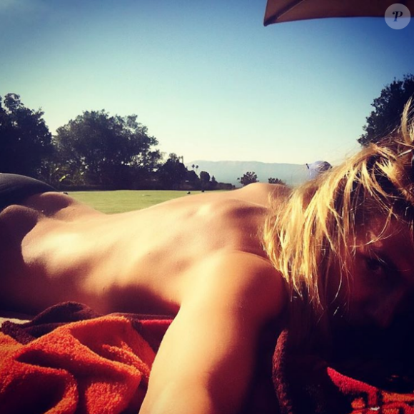 Heidi Klum prend le soleil à Saint-Tropez avec son amoureux Vito Schnabel. En bikini, elle n'hésite pas à tomber le haut. Photo publiée sur Instagram, le 6 juin 2016
