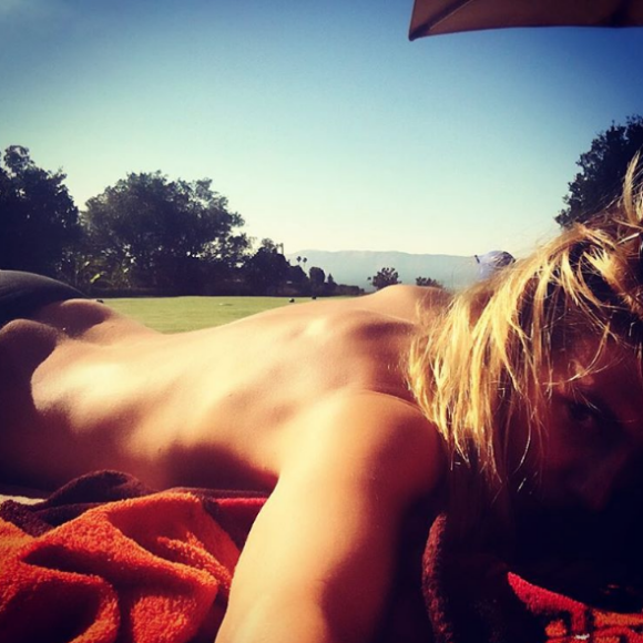 Heidi Klum prend le soleil à Saint-Tropez avec son amoureux Vito Schnabel. En bikini, elle n'hésite pas à tomber le haut. Photo publiée sur Instagram, le 6 juin 2016