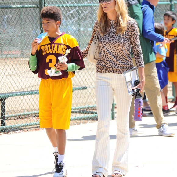 Heidi Klum encourage son fils Johan lors d'un match de football dans un parc à Brentwood. Ses autres enfants Henry, Lou et Leni sont aussi de la partie. Le jeune Johan tombe pendant le match mais sans se faire mal. Heidi rencontre ensuite Mark Wahlberg accompagné de sa femme Rhea Durham qui, eux aussi, sont venus encourager leur fils Brendan. Le 21 mai 2016