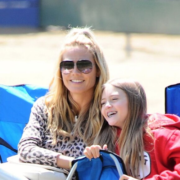 Heidi Klum encourage son fils Johan lors d'un match de football dans un parc à Brentwood. Ses autres enfants Henry, Lou et Leni sont aussi de la partie. Le jeune Johan tombe pendant le match mais sans se faire mal. Heidi rencontre ensuite Mark Wahlberg accompagné de sa femme Rhea Durham qui, eux aussi, sont venus encourager leur fils Brendan. Le 21 mai 2016