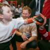 Le prince Harry le 6 juin 2016 en visite au club de boxe Double Jab Amateur Boxing Club à Londres, qui enseigne notamment la boxe à des jeunes en difficulté.
