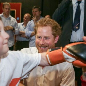 Le prince Harry le 6 juin 2016 en visite au club de boxe Double Jab Amateur Boxing Club à Londres, qui enseigne notamment la boxe à des jeunes en difficulté.