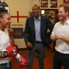 Le prince Harry le 6 juin 2016 en visite au club de boxe Double Jab Amateur Boxing Club à Londres, qui enseigne notamment la boxe à des jeunes en difficulté.
