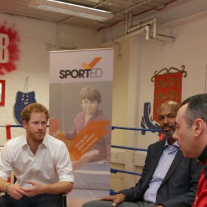 Le prince Harry le 6 juin 2016 en visite au club de boxe Double Jab Amateur Boxing Club à Londres, qui enseigne notamment la boxe à des jeunes en difficulté.