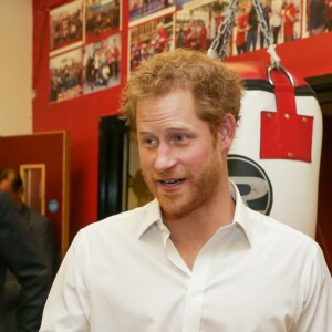 Le prince Harry le 6 juin 2016 en visite au club de boxe Double Jab Amateur Boxing Club à Londres, qui enseigne notamment la boxe à des jeunes en difficulté.