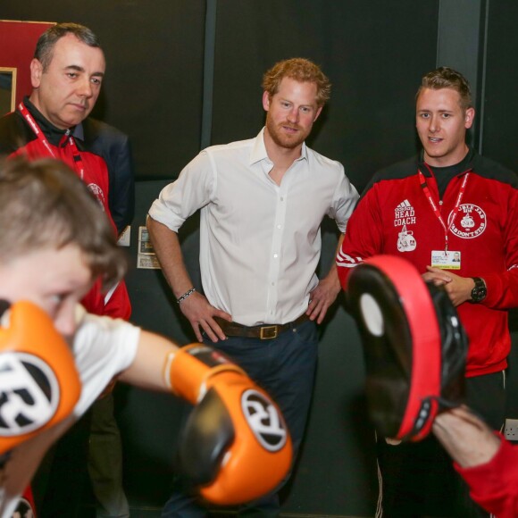 Le prince Harry le 6 juin 2016 en visite au club de boxe Double Jab Amateur Boxing Club à Londres, qui enseigne notamment la boxe à des jeunes en difficulté.