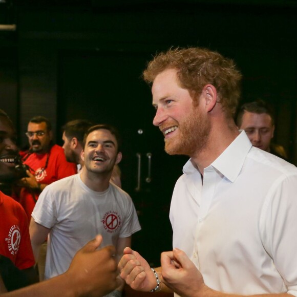Le prince Harry le 6 juin 2016 en visite au club de boxe Double Jab Amateur Boxing Club à Londres, qui enseigne notamment la boxe à des jeunes en difficulté.