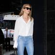 Rosie Huntington-Whiteley de sortie à New York, porte une blouse blanche ARE YOU AM I (modèle Kaede), un jean PAIGE®, un sac "Mini Belt Bag" Céline et des sandales Aquazurra (modèle Tulum 105). Le 8 juin 2016.
