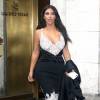 Kim Kardashian quitte le restaurant Harry Cipriani à New York, habillée d'une robe Céline (collection printemps-été 2016), d'une veste August Getty Atelier et de sandales Manolo Blahnik. Le 5 juin 2016.