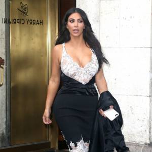 Kim Kardashian quitte le restaurant Harry Cipriani à New York, habillée d'une robe Céline (collection printemps-été 2016), d'une veste August Getty Atelier et de sandales Manolo Blahnik. Le 5 juin 2016.