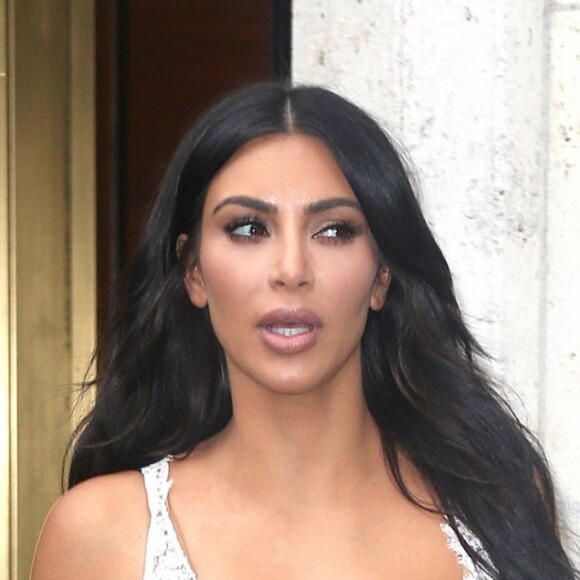 Kim Kardashian quitte le restaurant Harry Cipriani à New York, habillée d'une robe Céline (collection printemps-été 2016), d'une veste August Getty Atelier et de sandales Manolo Blahnik. Le 5 juin 2016.