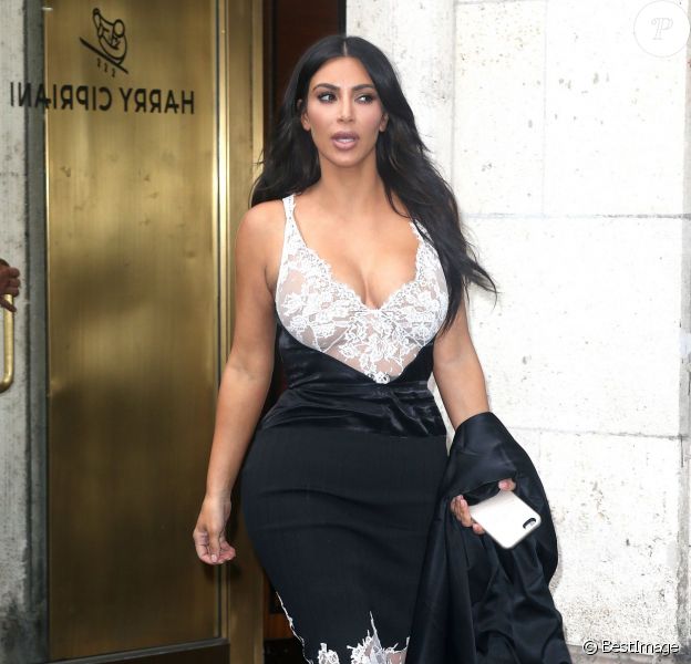 Kim Kardashian quitte le restaurant Harry Cipriani à New York, habillée d'une robe Céline (collection printemps-été 2016), d'une veste August Getty Atelier et de sandales Manolo Blahnik. Le 5 juin 2016.