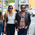 Exclusif - Lily Aldridge se promène avec son mari Caleb Followill dans les rues de New York, habillée d'un pantalon Chloé (printemps-été 2016). Le 4 juin 2016.
