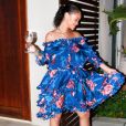 Photo de Rihanna à la Barbade publiée le 2 juin 2016, habillée d'une robe florale Faith Connexion et de sandales Gucci.