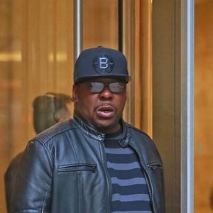 Bobby Brown pose avec des fans à sa sortie des studios Sirius XM à New York. Le 19 octobre 2015 © CPA / Bestimage