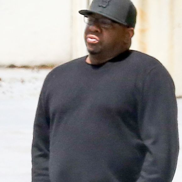 Exclusif - Bobby Brown, stressé, va rendre visite à sa fille Bobby Kristina Brown avec d'autres membres de la famille au centre médical DeKalb à Decatur, le 20 avril 2015.