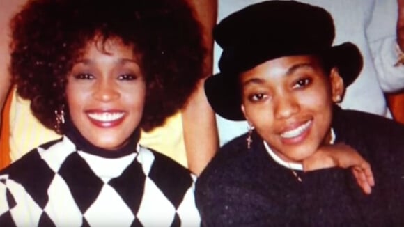 Whitney Houston et son assistante Robyn Crawford ont entretenu une relation amoureuse. Une vidéo leur rend hommage sur Youtube, publiée le 26 octobre 2012