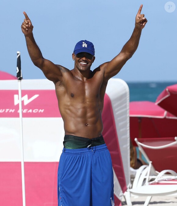 Shemar Moore sur la plage avec une amie à Miami, le 2 juillet 2015.