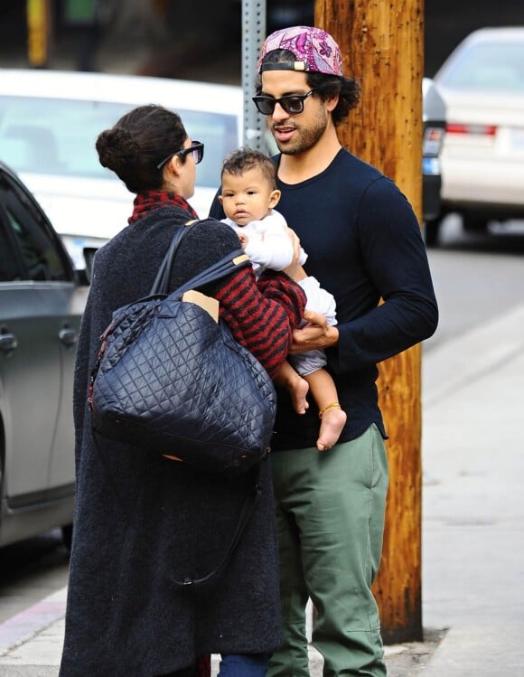 Adam Rodriguez se promène avec sa petite amie et leur fille Frankie à Los Angeles, le 10 novembre 2014
