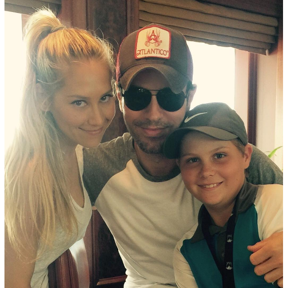 Anna Kournikova a publié une photo de couple avec Enrique Iglesias, et son petit frère Allan sur sa page Instagram, le 9 juin 2016