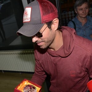 Enrique Iglesias est accueilli par ses fans à son arrivée à l'aéroport de Zagreb en Croatie, et se voit offrir des cadeaux pour son 41ème anniversaire. Le 8 mai 2016