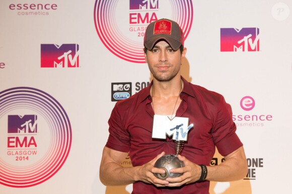 Enrique Iglesias (avec son prix pour Best World Stage) pose au Photocall des MTV Europe Music Awards 2014 à "The Hydro" le 9 Novembre 2014 à Glasgow, Ecosse.