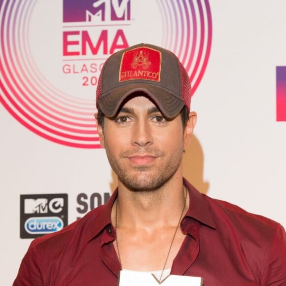 Enrique Iglesias (avec son prix pour Best World Stage) pose au Photocall des MTV Europe Music Awards 2014 à "The Hydro" le 9 Novembre 2014 à Glasgow, Ecosse.