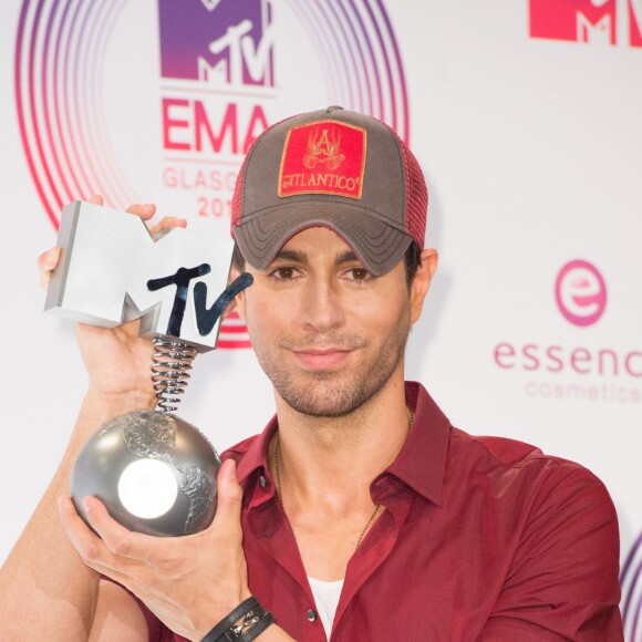 Enrique Iglesias (avec son prix pour Best World Stage) pose au Photocall des MTV Europe Music Awards 2014 à "The Hydro" le 9 Novembre 2014 à Glasgow, Ecosse.
