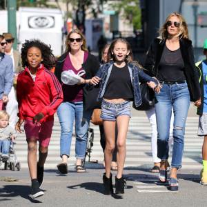 Heidi Klum se promène avec ses enfants Leni, Henry, Johan et Lou sur les rives de l'Hudson River à New York, après avoir dîné au Bar Pitti. Le 9 juin 2016