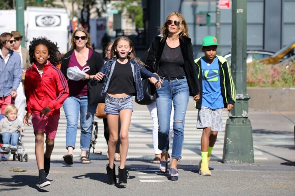 Heidi Klum se promène avec ses enfants Leni, Henry, Johan et Lou sur les rives de l'Hudson River à New York, après avoir dîné au Bar Pitti. Le 9 juin 2016