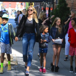 Heidi Klum se promène avec ses enfants Leni, Henry, Johan et Lou sur les rives de l'Hudson River à New York, après avoir dîné au Bar Pitti. Le 9 juin 2016