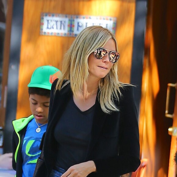 Heidi Klum se promène avec ses enfants Leni, Henry, Johan et Lou sur les rives de l'Hudson River à New York, après avoir dîné au Bar Pitti. Le 9 juin 2016