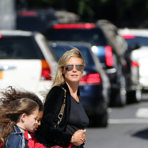 Heidi Klum se promène avec ses enfants Leni, Henry, Johan et Lou sur les rives de l'Hudson River à New York, après avoir dîné au Bar Pitti. Le 9 juin 2016