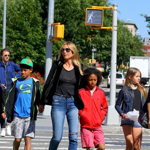 Heidi Klum se promène avec ses enfants Leni, Henry, Johan et Lou sur les rives de l'Hudson River à New York, après avoir dîné au Bar Pitti. Le 9 juin 2016