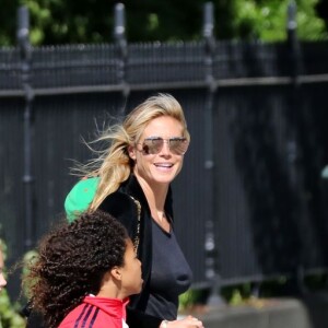 Heidi Klum se promène avec ses enfants Leni, Henry, Johan et Lou sur les rives de l'Hudson River à New York, après avoir dîné au Bar Pitti. Le 9 juin 2016