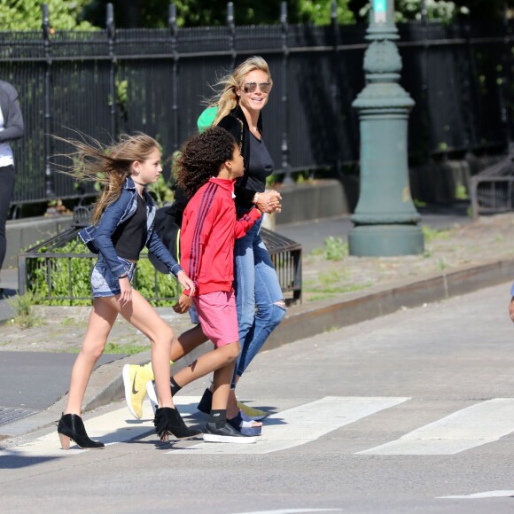 Heidi Klum se promène avec ses enfants Leni, Henry, Johan et Lou sur les rives de l'Hudson River à New York, après avoir dîné au Bar Pitti. Le 9 juin 2016