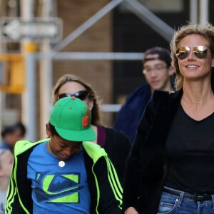 Heidi Klum se promène avec ses enfants Leni, Henry, Johan et Lou sur les rives de l'Hudson River à New York, après avoir dîné au Bar Pitti. Le 9 juin 2016