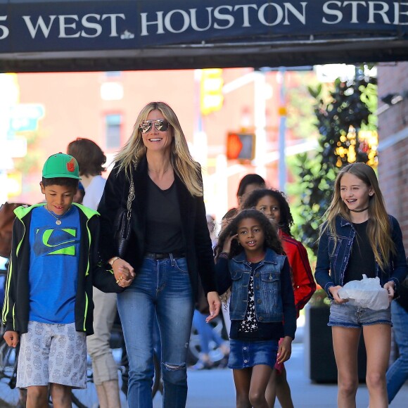 Heidi Klum se promène avec ses enfants Leni, Henry, Johan et Lou sur les rives de l'Hudson River à New York, après avoir dîné au Bar Pitti. Le 9 juin 2016