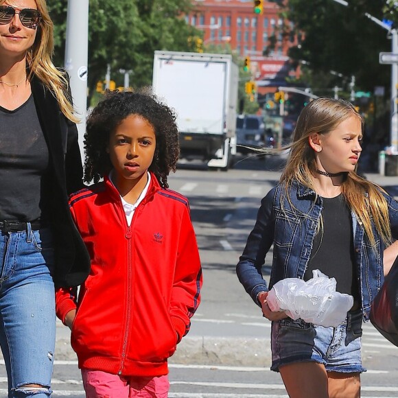 Heidi Klum se promène avec ses enfants Leni, Henry, Johan et Lou sur les rives de l'Hudson River à New York, après avoir dîné au Bar Pitti. Le 9 juin 2016