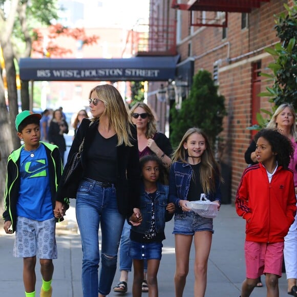 Heidi Klum se promène avec ses enfants Leni, Henry, Johan et Lou sur les rives de l'Hudson River à New York, après avoir dîné au Bar Pitti. Le 9 juin 2016