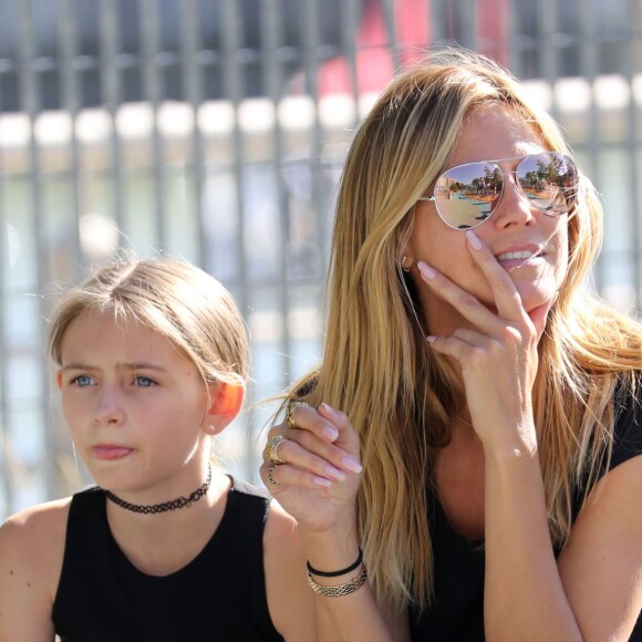 Heidi Klum se promène avec ses enfants Leni, Henry, Johan et Lou sur les rives de l'Hudson River à New York, après avoir dîné au Bar Pitti. Le 9 juin 2016